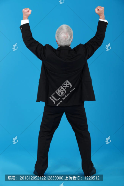 一個(gè)商人比劃著勝利的手勢(shì)。