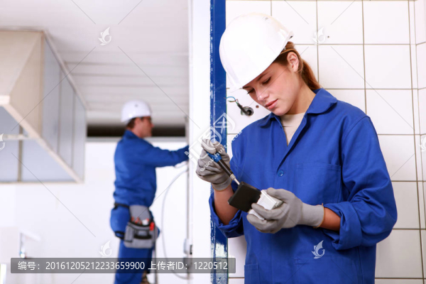 男性和女性的電工一起工作