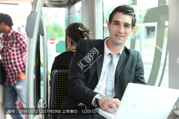 在公共汽車上工作的人
