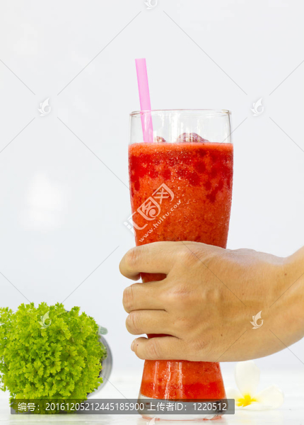 一杯白底草莓水
