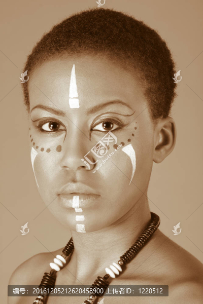 土著黑人女性在部落facepaint
