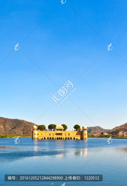 水宮（Jal,Mahal）在男子薩加爾湖。齋浦爾；拉賈斯坦；印度。第十八世紀。Dzhal,Mahal