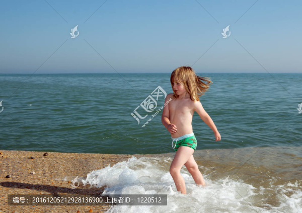 海灘海洋男孩玩