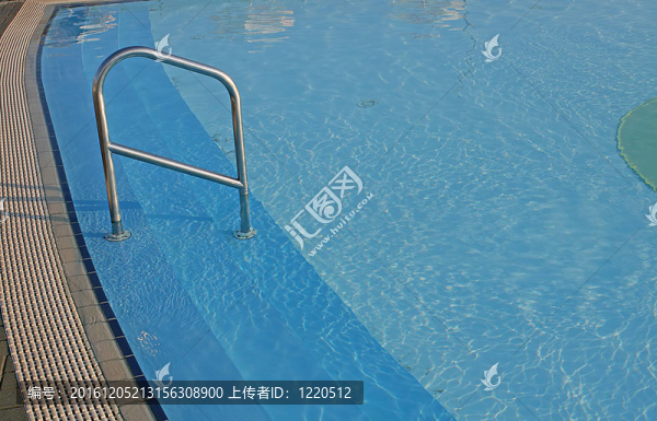 游泳池的藍(lán)色水