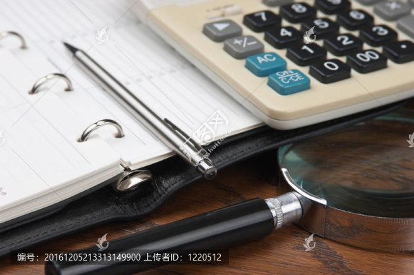 筆；放大鏡和日記