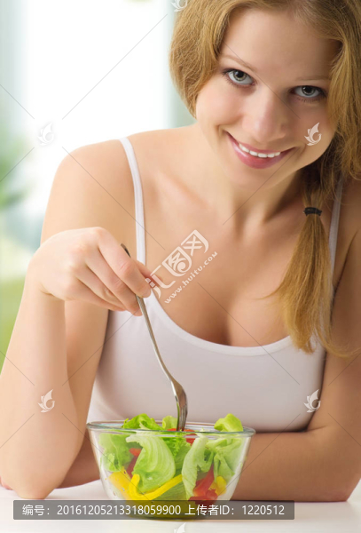 美麗的女人與蔬菜沙拉
