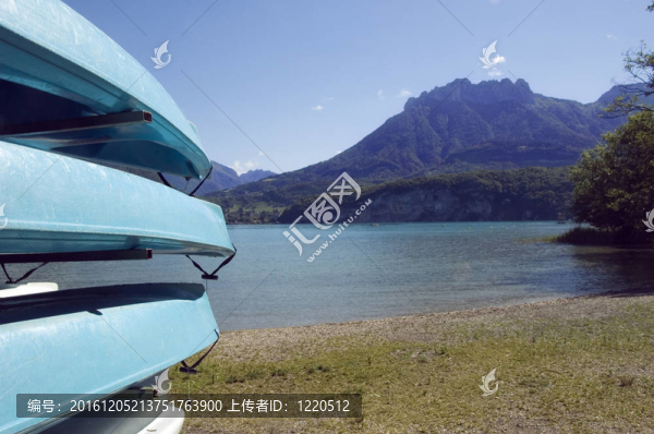 在阿訥西湖的獨(dú)木舟