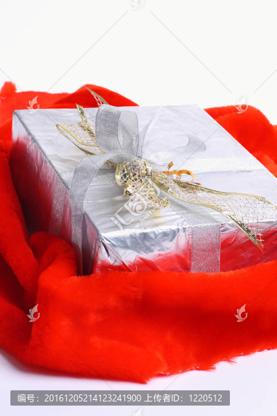 在紅色的布的紅絲帶的禮品盒；在白色背景。