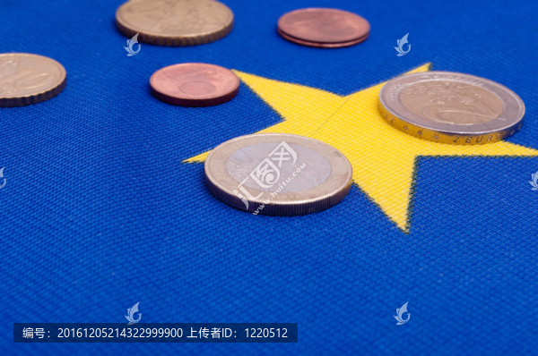 歐元硬幣在歐盟旗幟