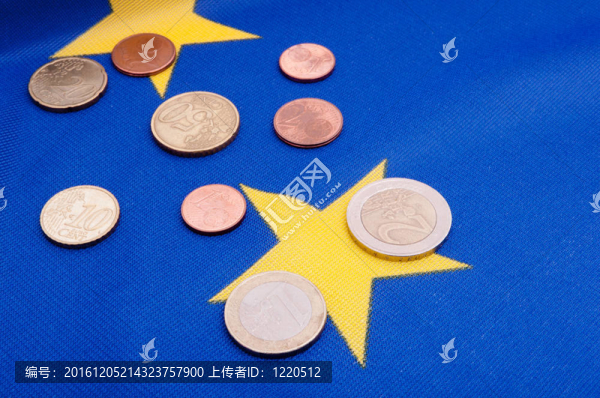 歐元硬幣在歐盟旗幟
