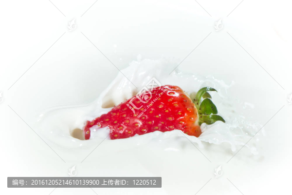草莓牛奶濺到