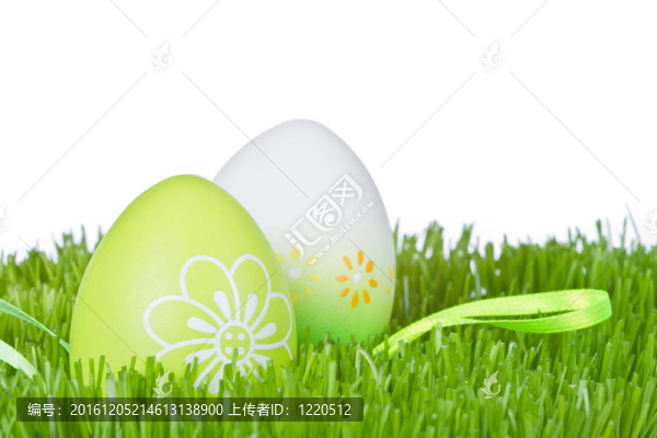 復(fù)活節(jié)彩蛋放在草窩