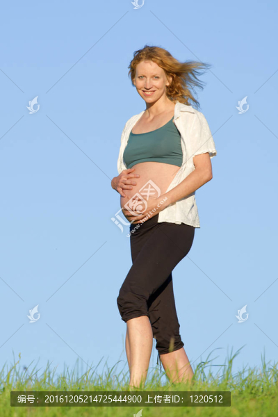 草地上的孕婦
