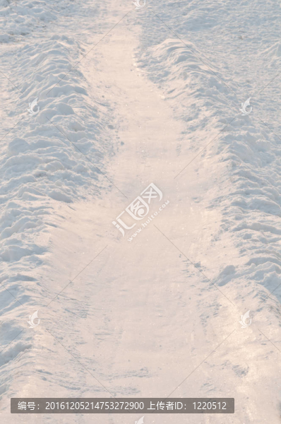 冬天的雪覆蓋的道路
