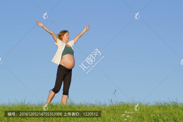 草地上的孕婦