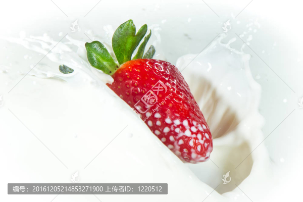 草莓牛奶濺到