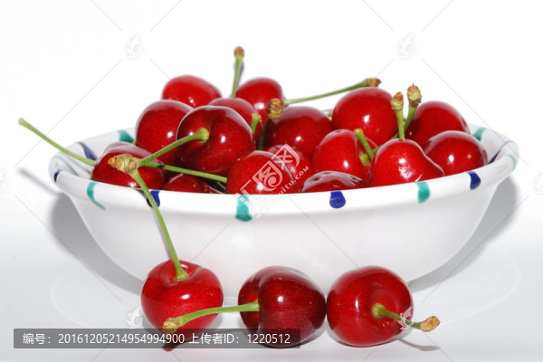 在一個(gè)碗里很多櫻桃