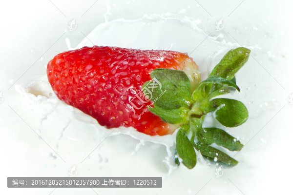 草莓牛奶濺到