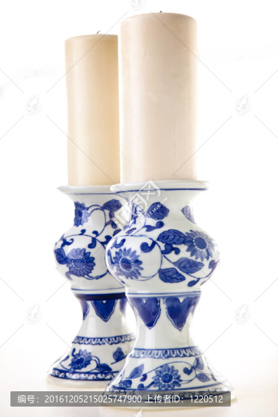 藍色和白色的陶瓷燭臺