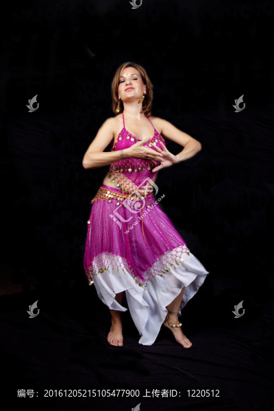 肚皮舞在黑色-匯圖網(wǎng) www.fosd68.com 肚皮舞在黑色