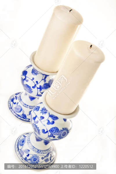 藍(lán)色和白色的陶瓷燭臺(tái)
