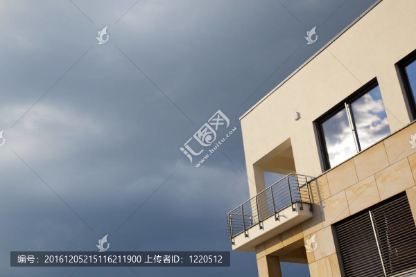 隨著現(xiàn)代公寓陽臺雨烏云