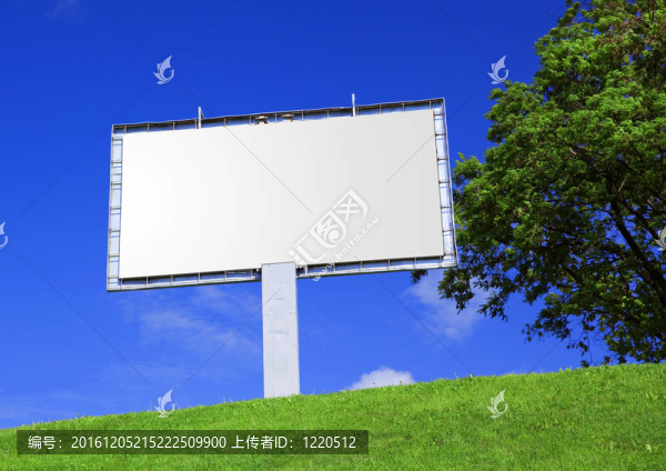 空的廣告牌和一個美麗的風(fēng)景