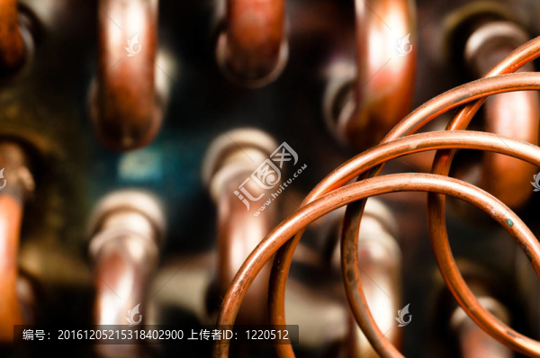 靠近橙色電線(xiàn)和水管
