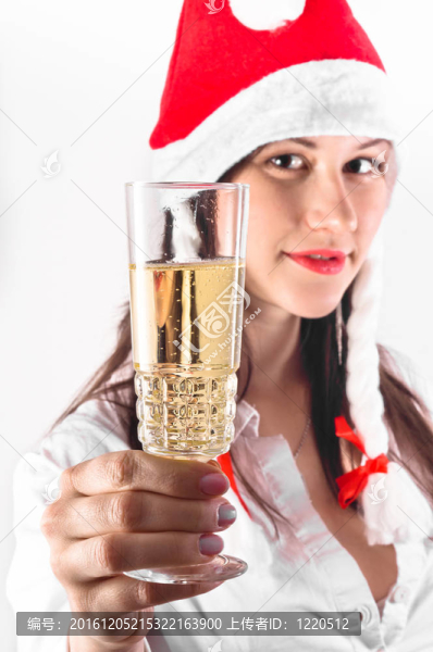 年輕女子在紅帽等待新年
