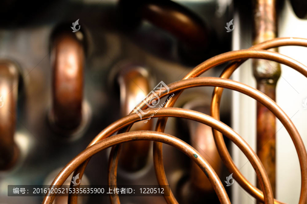 靠近橙色電線和水管