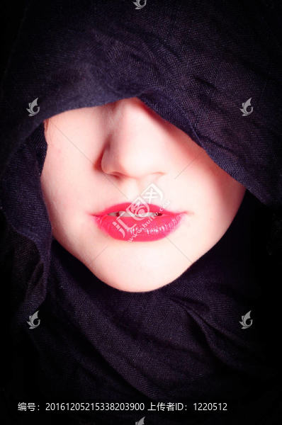 一個(gè)女人的黑色罩面部分