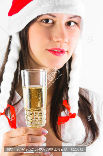 年輕女子在紅帽等待新年
