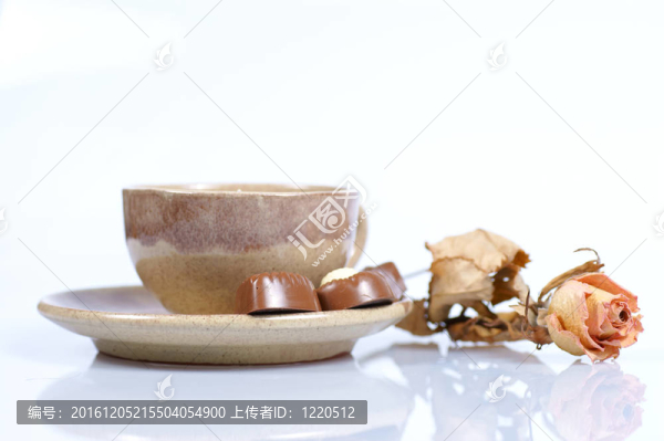 果仁巧克力；杯；咖啡；玫瑰白