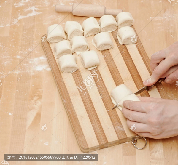 一個(gè)孩子幫媽媽烤切割面團(tuán)