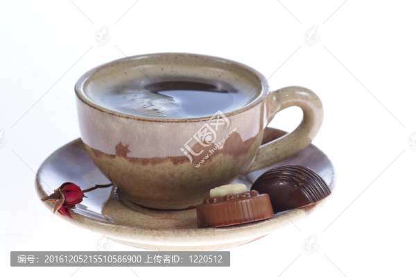 果仁巧克力杯黑咖啡與白