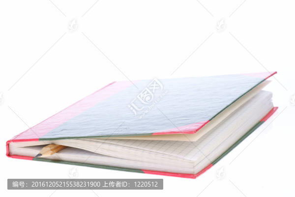 綠色的筆記本和鉛筆