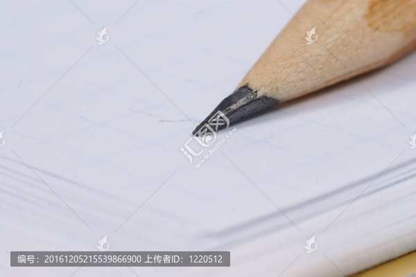 空的筆記本和鉛筆，孤立在白色背景
