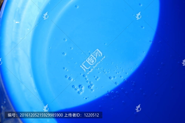 在藍色的水中的氣泡。