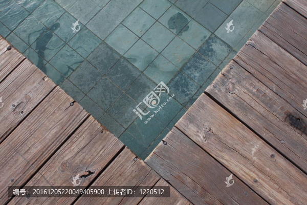 木地板的游泳池