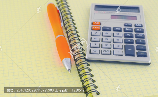 在黃色和橙色的鋼筆書寫數(shù)字計(jì)算器