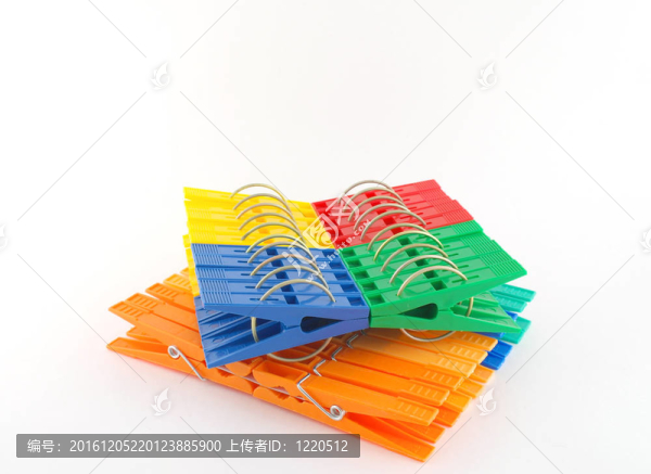 集彩色衣夾白色