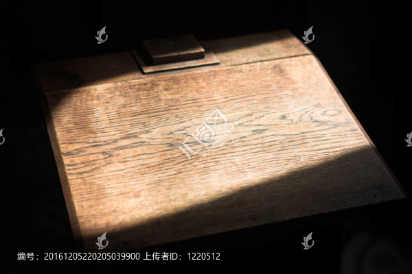 底座