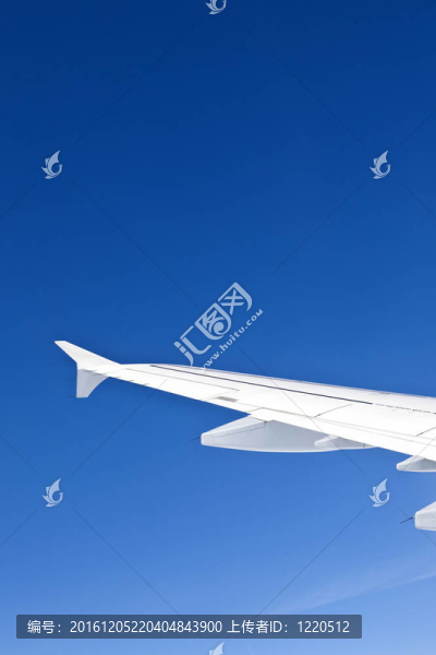 在蔚藍(lán)的天空的飛機(jī)機(jī)翼