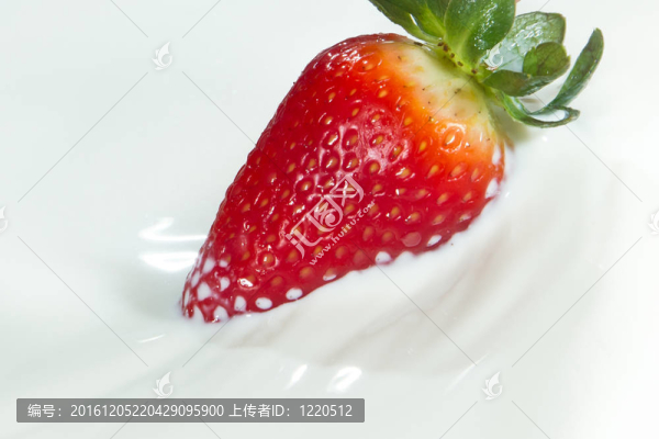 草莓牛奶濺到