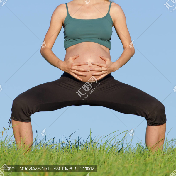 草地上的孕婦