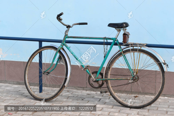 在家里靠墻的舊自行車