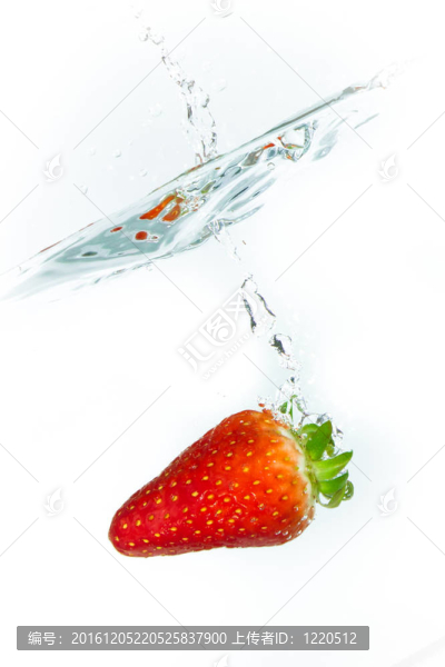 在水里的草莓