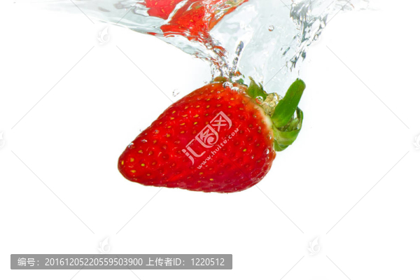 在水里的草莓