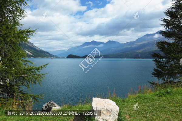 在瑞士的阿爾卑斯山風景如畫的湖
