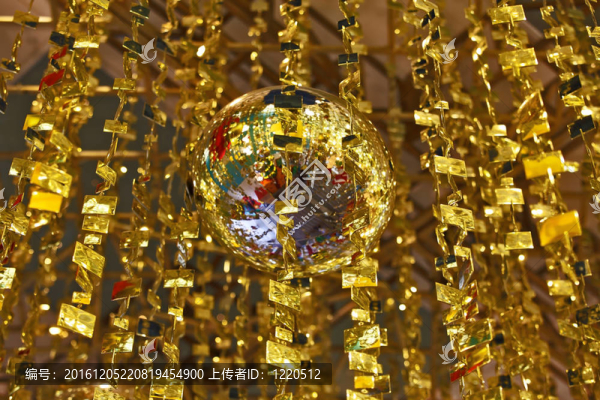 鏡球和金色金屬箔